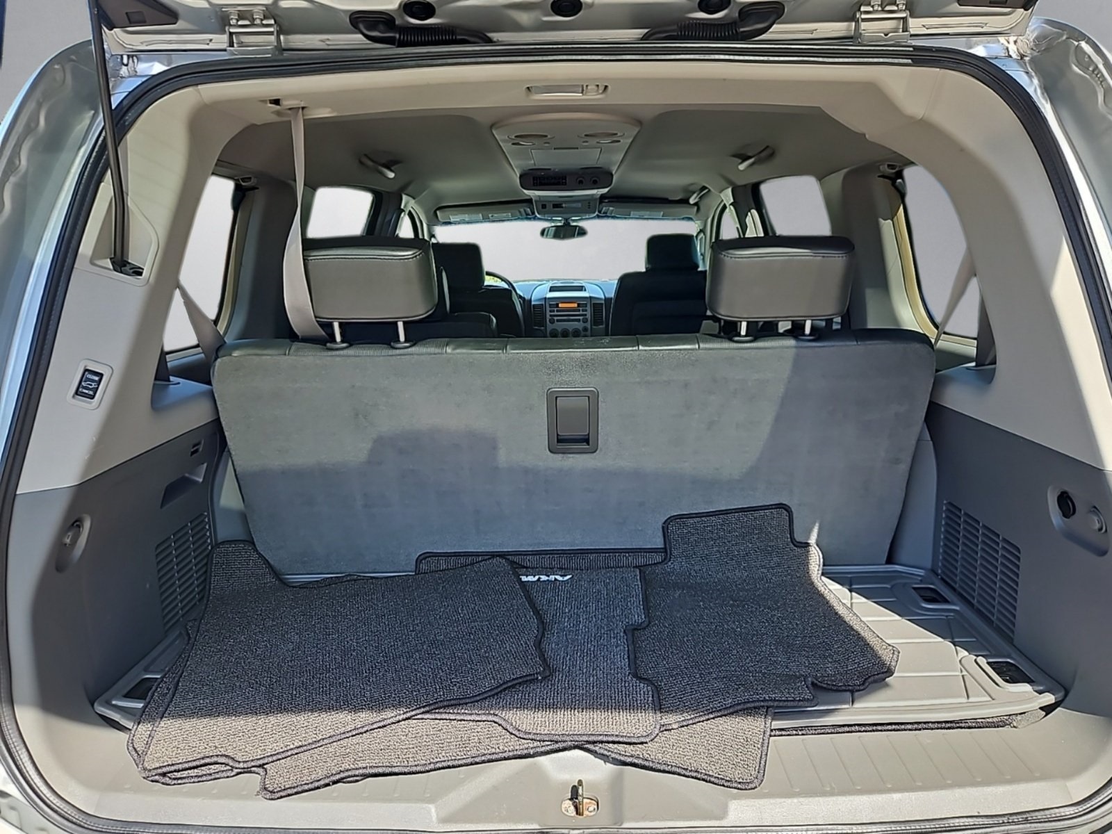 2005 Nissan Armada LE photo 19
