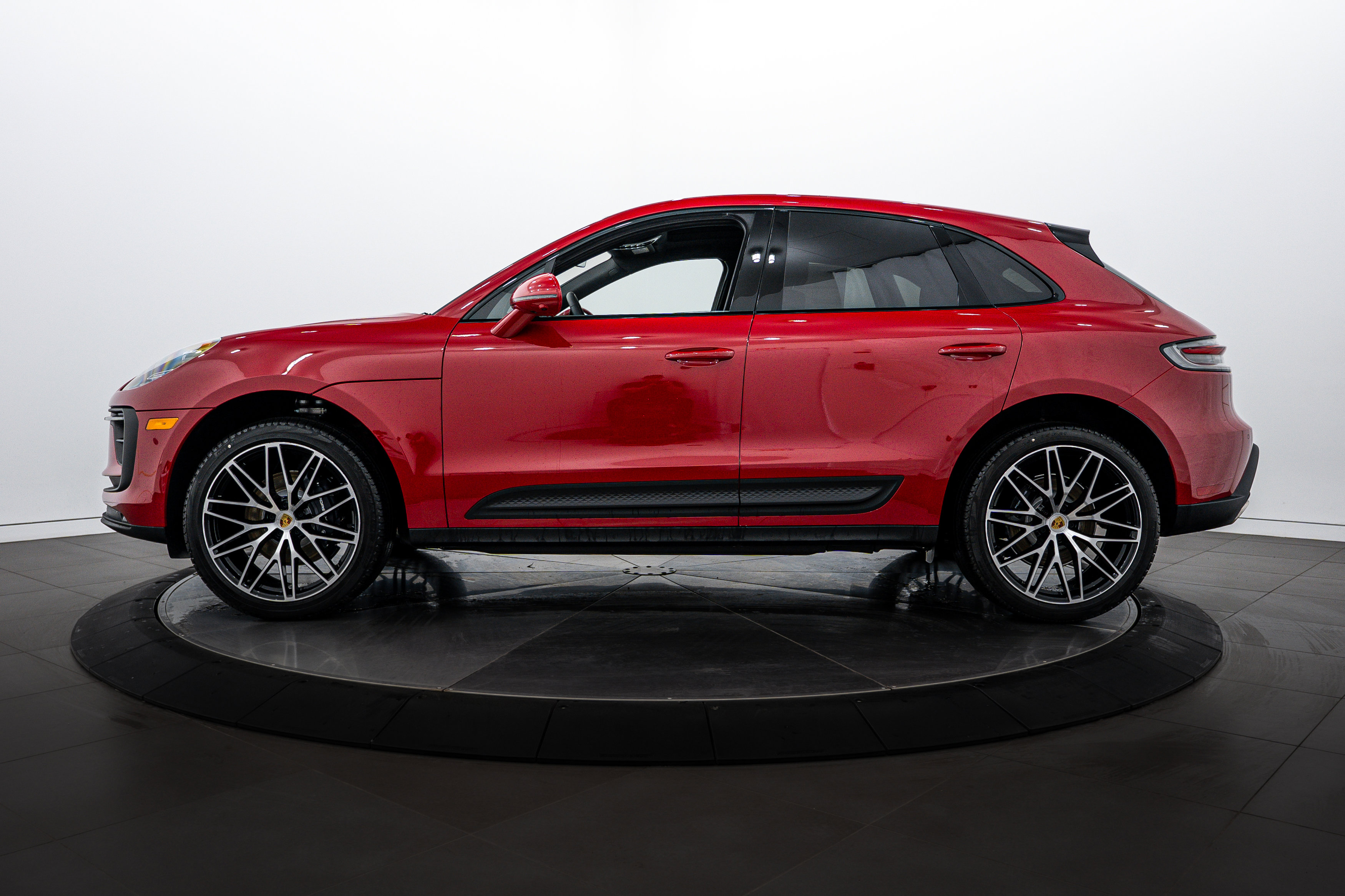2026 Porsche Macan Base photo 2