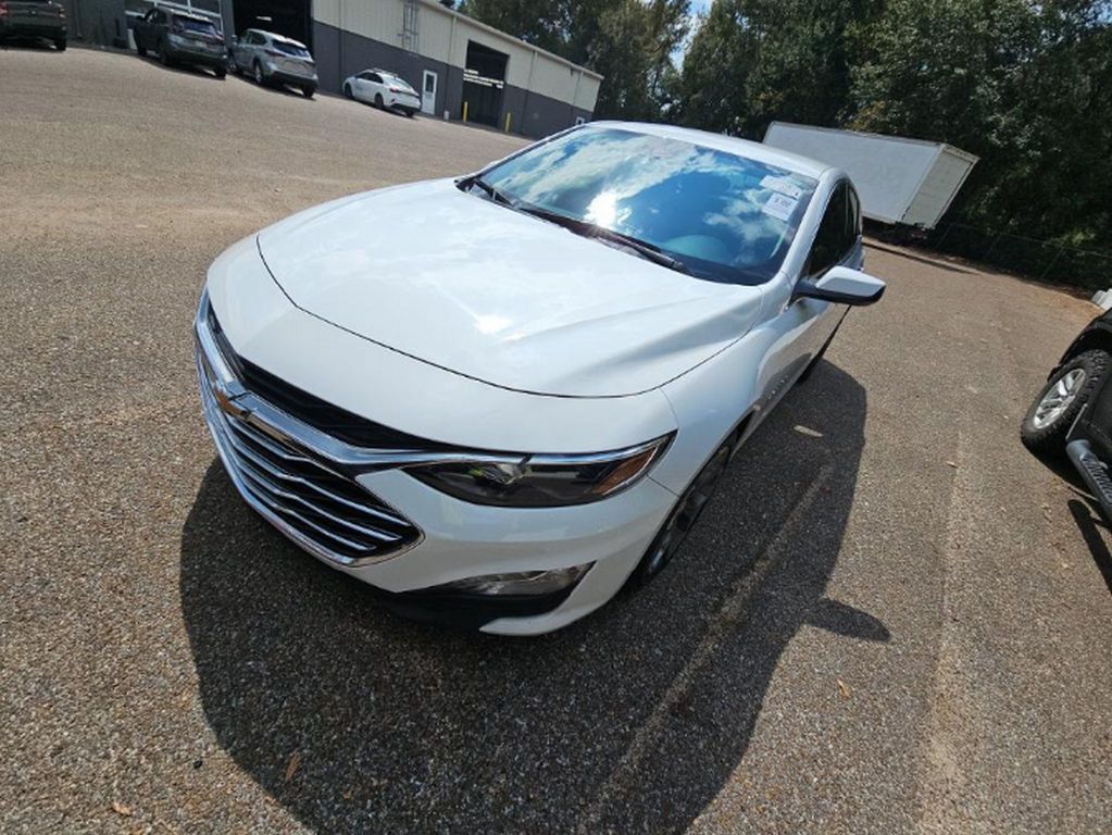 2024 Chevrolet Malibu 1LT photo 2