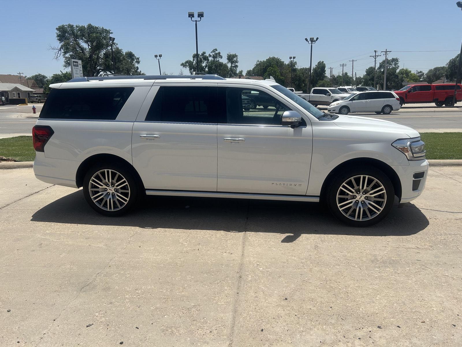 2022 Ford Expedition MAX Platinum photo 4