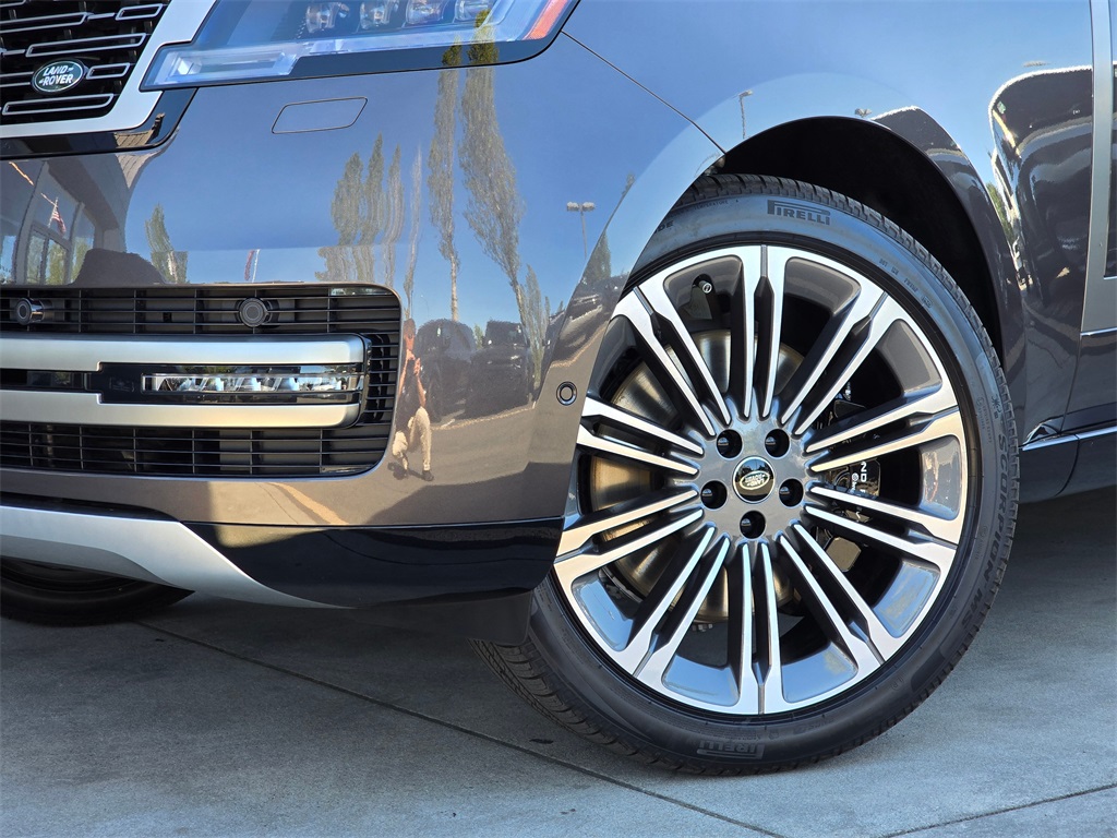 2025 Land Rover Range Rover SE photo 2