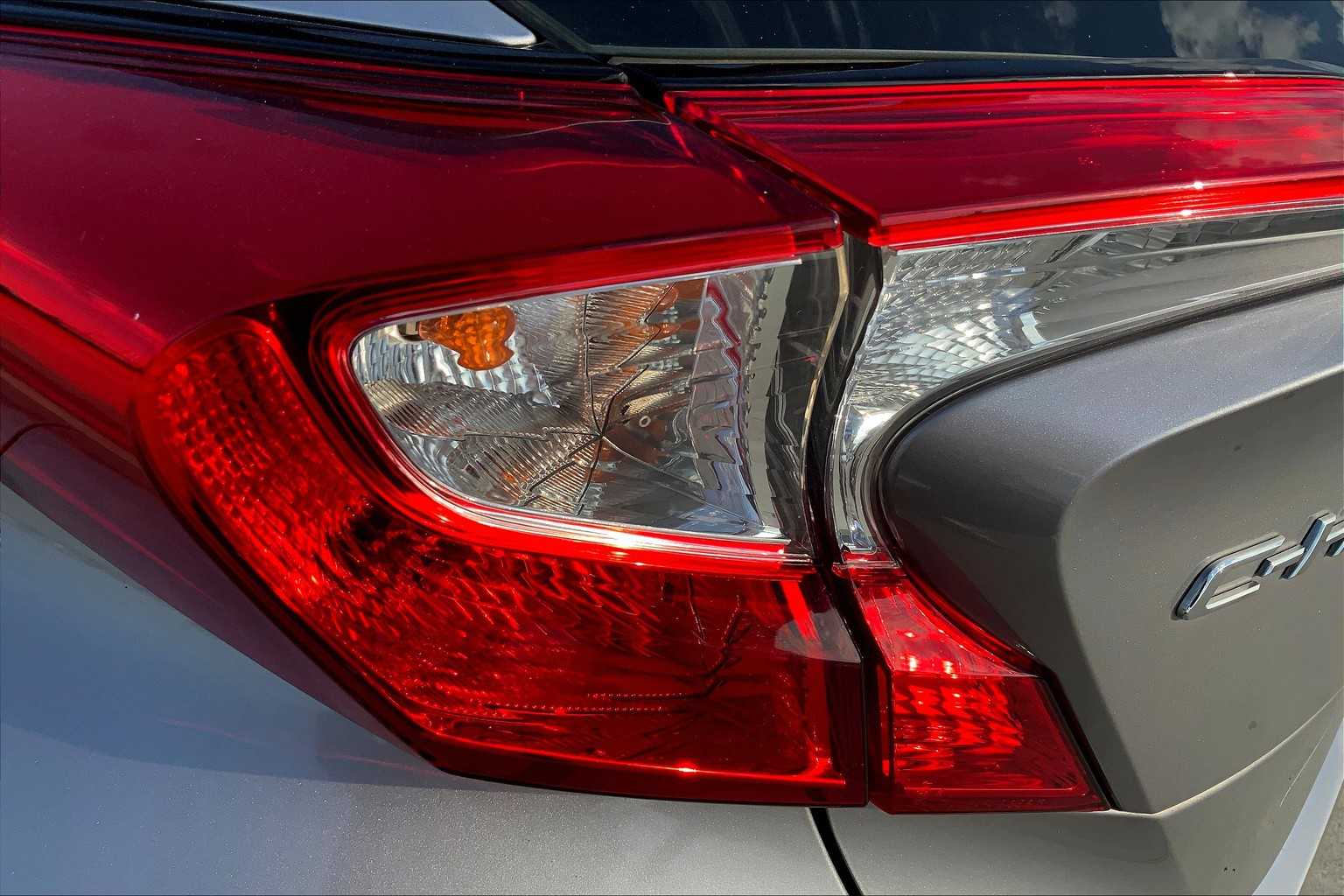 2018 Toyota C-HR XLE Premium photo 25
