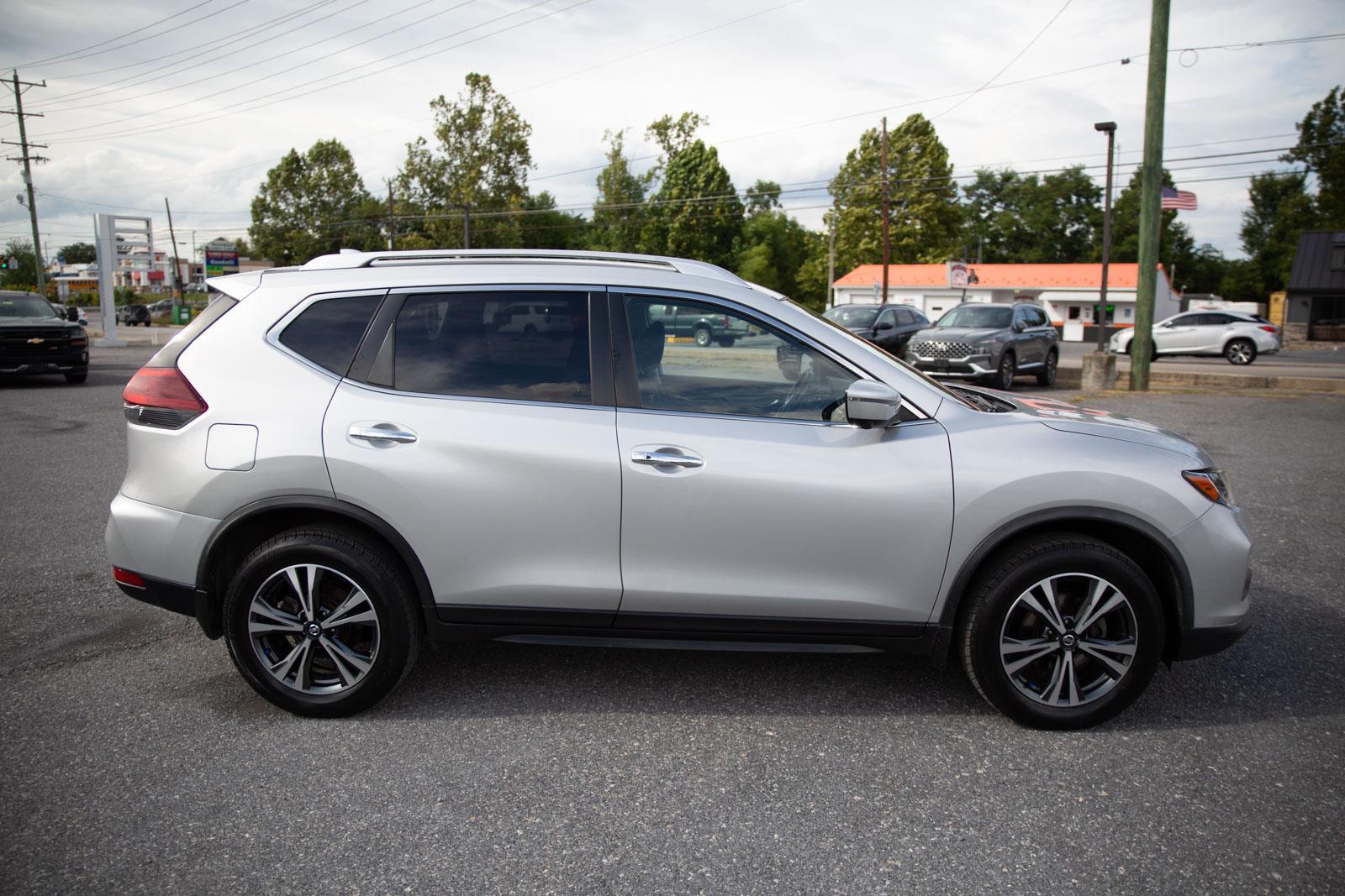 2019 Nissan Rogue SV photo 2