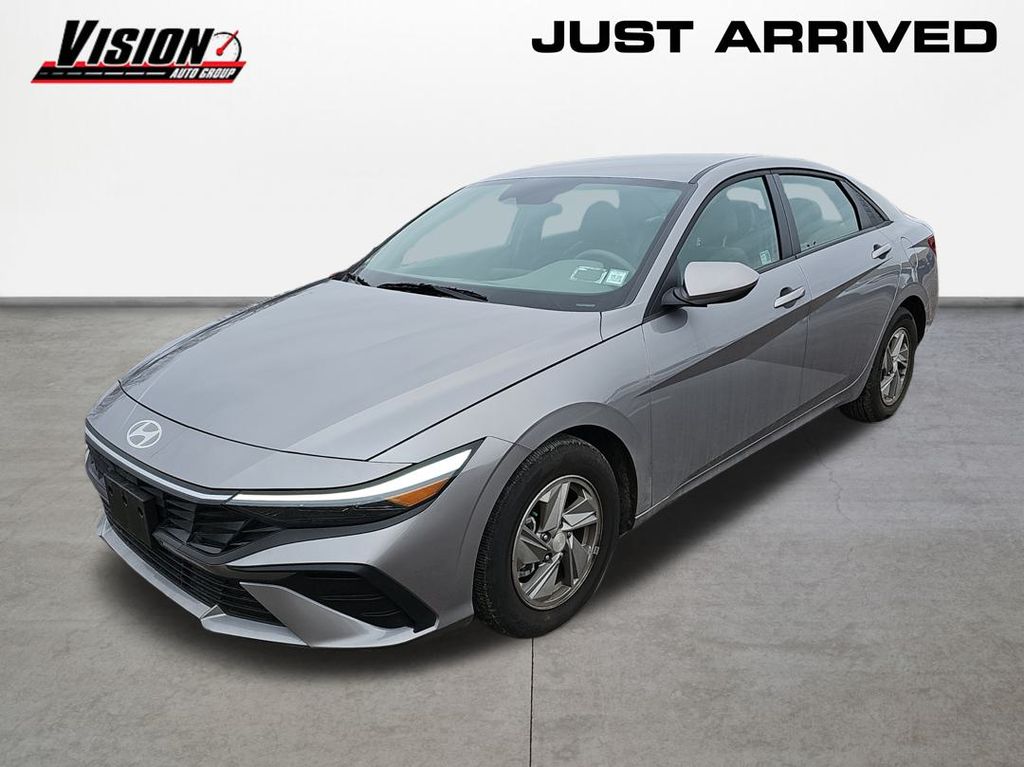 2025 Hyundai Elantra SE's photo