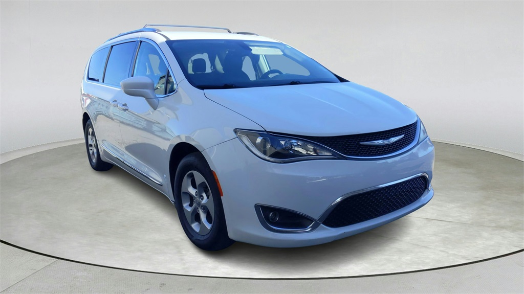 2017 Chrysler Pacifica Touring-L Plus's photo
