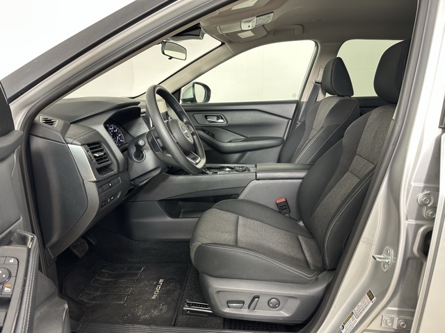 2024 Nissan Rogue SV photo 3