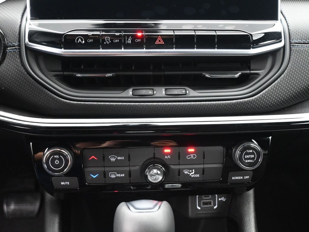 2025 Jeep Compass Latitude photo 3