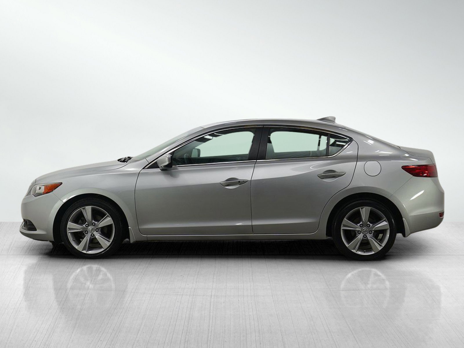 Used 2013 Acura ILX Technology with VIN 19VDE1F79DE008293 for sale in Minneapolis, Minnesota