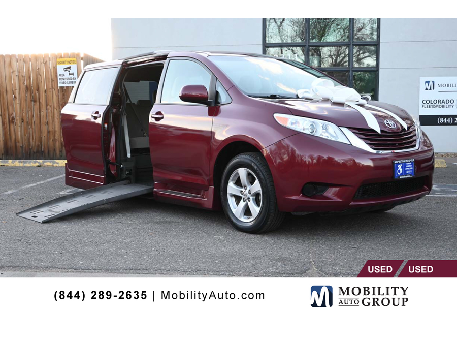 2015 Toyota Sienna LE's photo