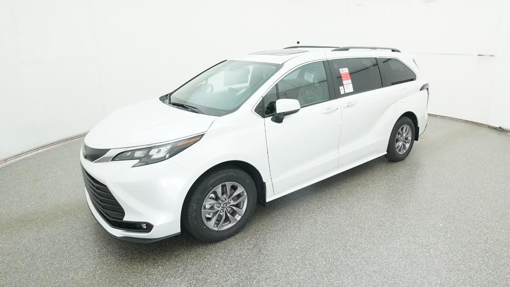 2026 Toyota Sienna XLE's photo