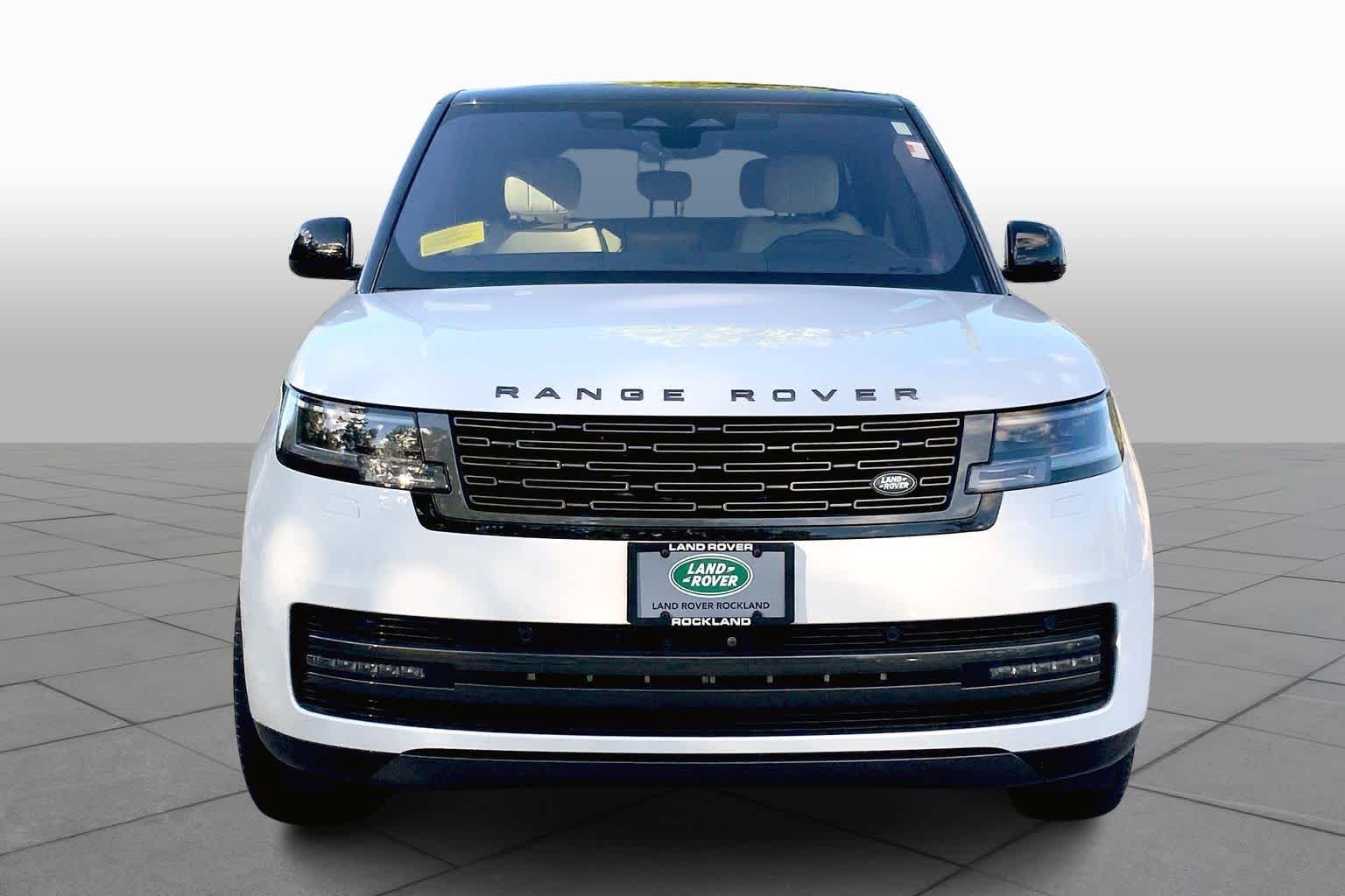 2023 Land Rover Range Rover SE photo 3
