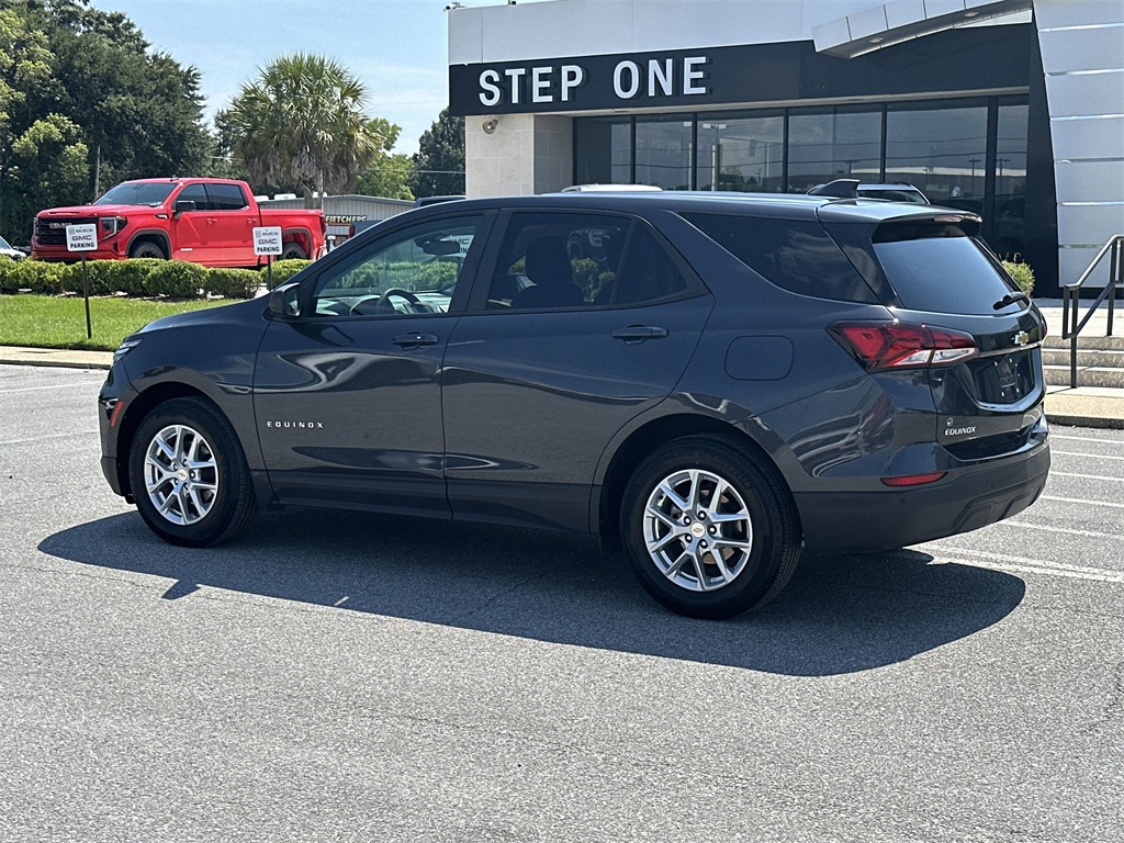 2022 Chevrolet Equinox LS photo 3