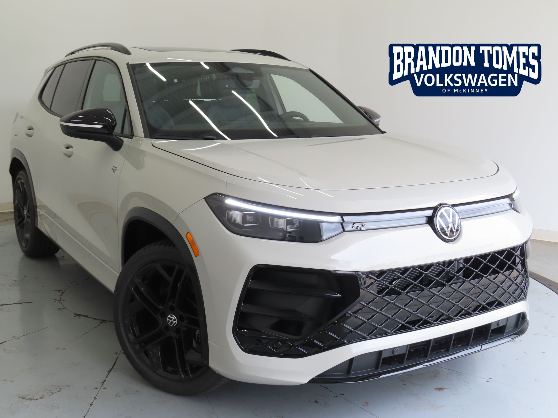 2026 Volkswagen Tiguan SE R-LINE BLACK's photo