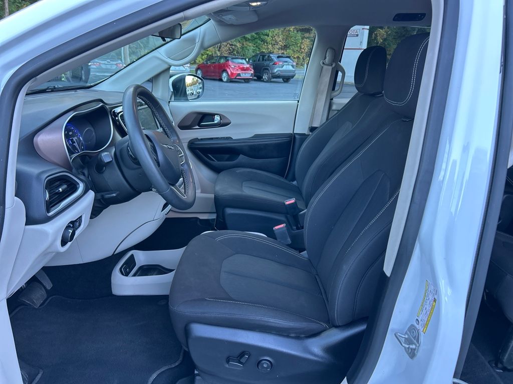 2022 Chrysler Voyager LX photo 9