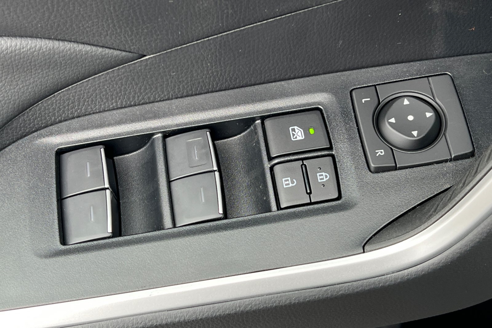 2025 Toyota RAV4 XLE Premium photo 12
