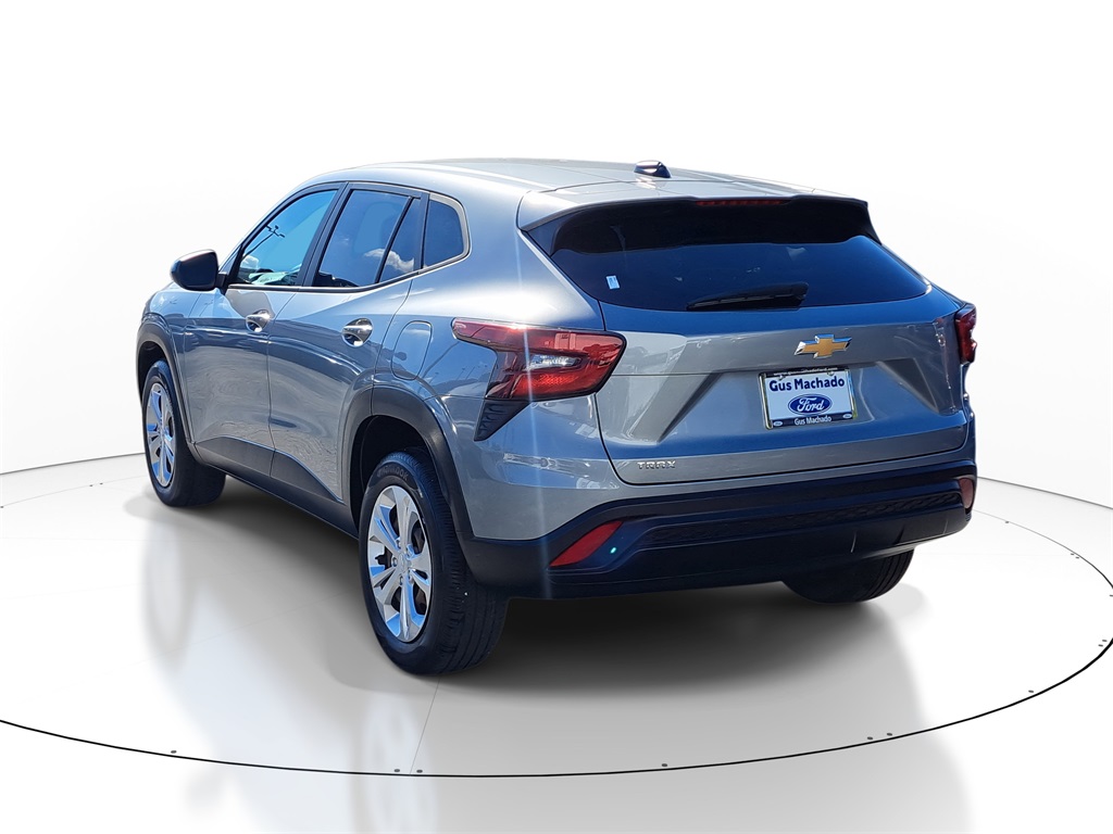 2024 Chevrolet Trax LS photo 2