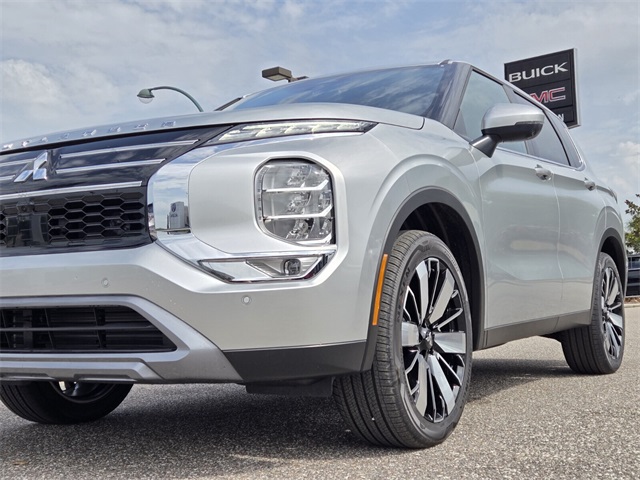 2025 Mitsubishi Outlander SE photo 3