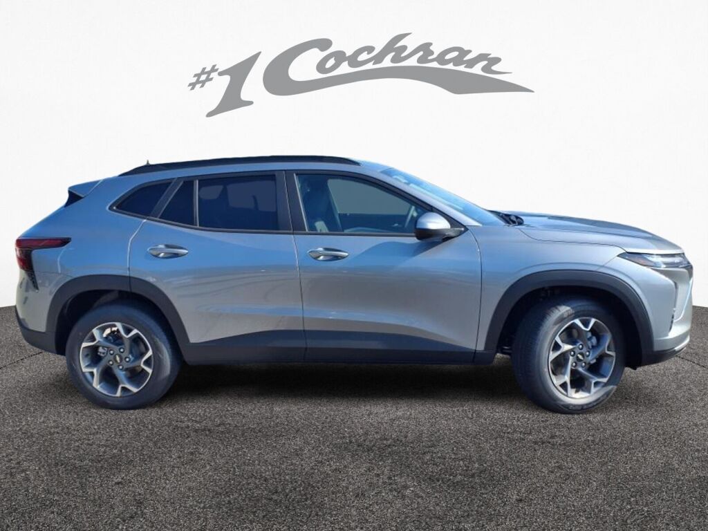 2025 Chevrolet Trax LT photo 2