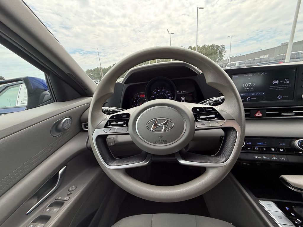 2022 Hyundai Elantra SEL photo 13