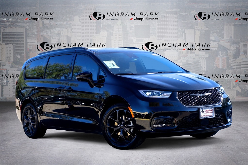 2026 Chrysler Pacifica Select's photo