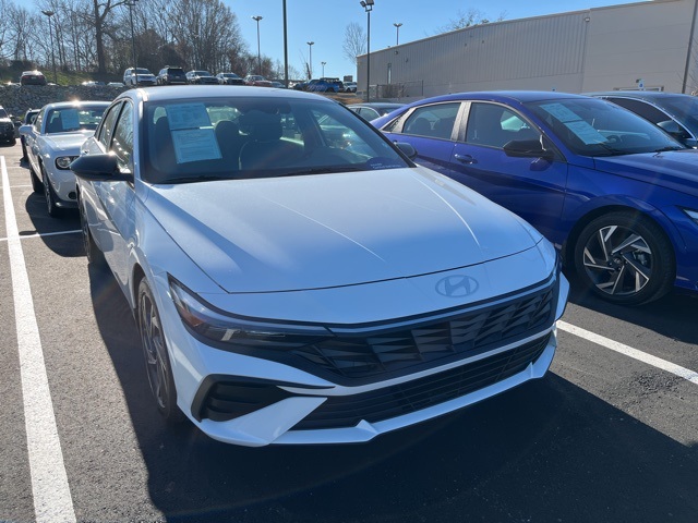 2025 Hyundai Elantra SEL's photo