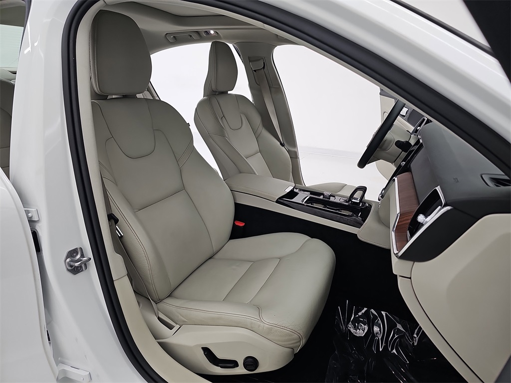 2022 Volvo S60 Recharge T8 R-Design Expression photo 11