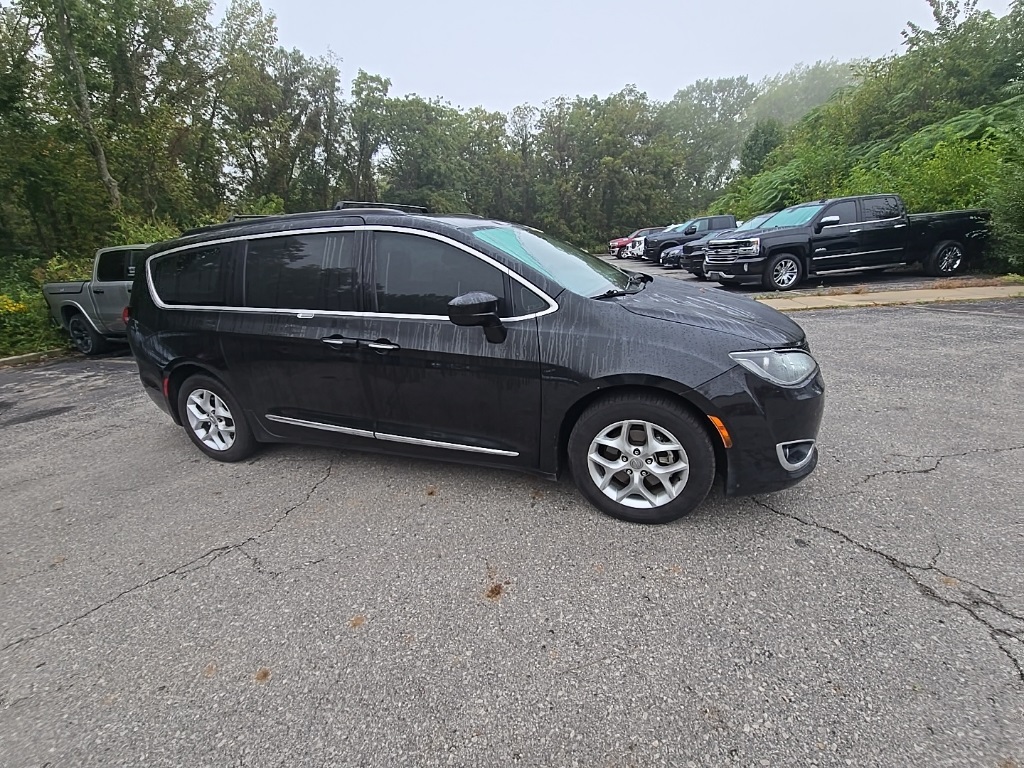 2017 Chrysler Pacifica Touring L photo 10