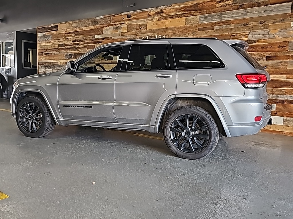 2021 Jeep Grand Cherokee Laredo X photo 2