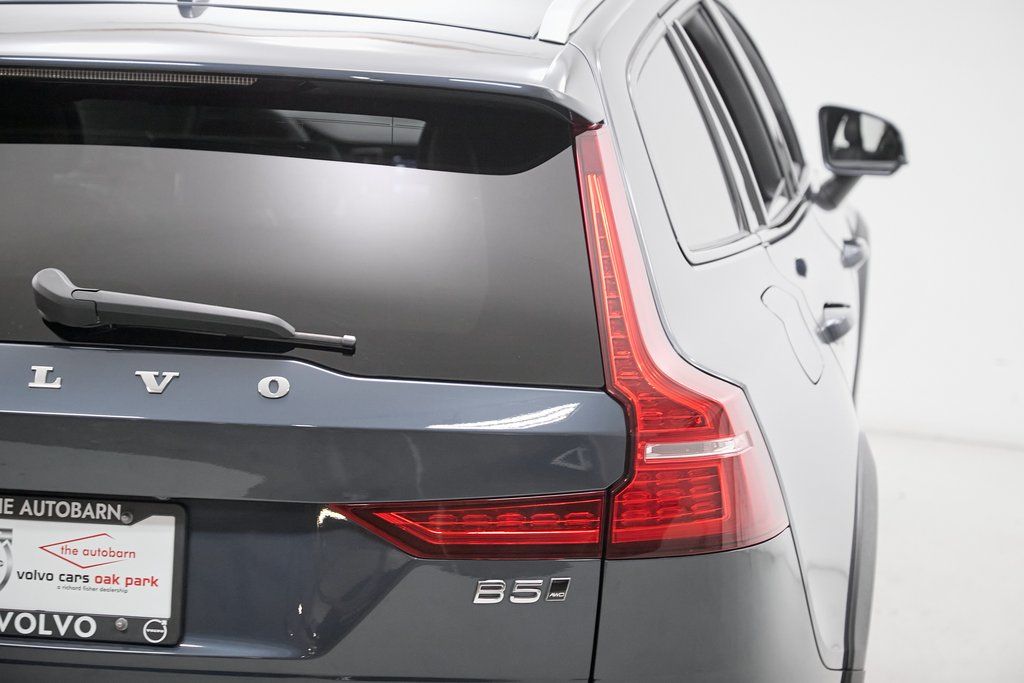 2024 VOLVO V60CC - Image 8