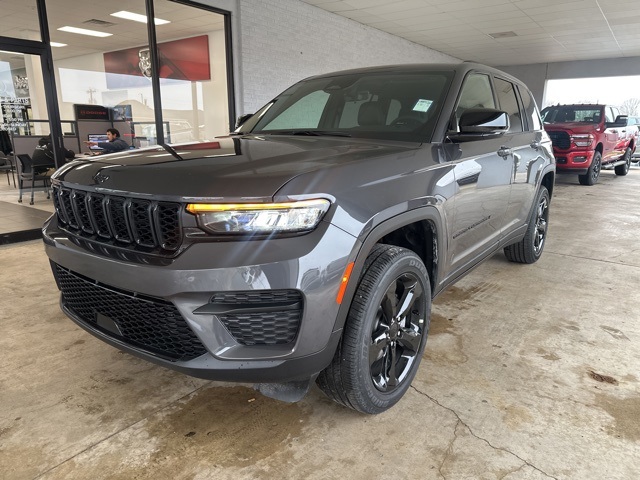 2025 Jeep Grand Cherokee Altitude photo 2