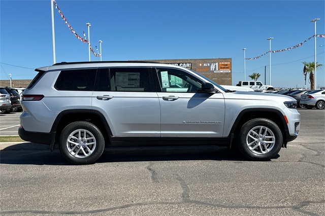 2025 Jeep Grand Cherokee Laredo photo 4