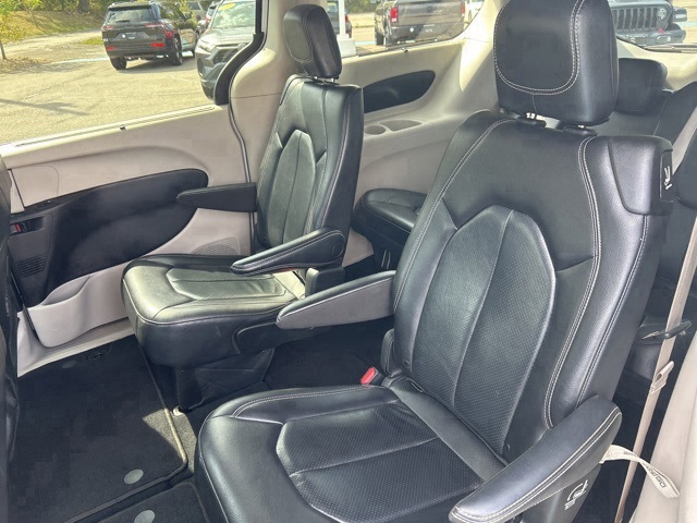 2022 Chrysler Pacifica Touring L photo 9