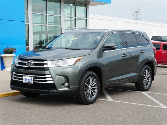 Used 2017 Toyota Highlander XLE with VIN 5TDJZRFHXHS460772 for sale in Roseville, Minnesota