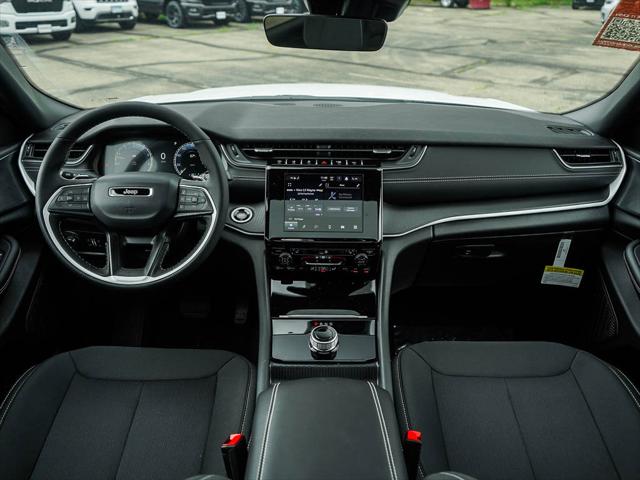 2025 Jeep Grand Cherokee Laredo photo 10
