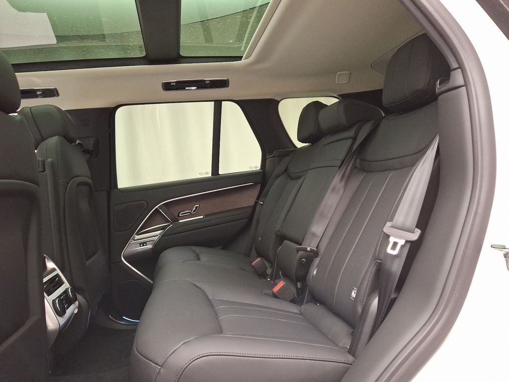 2025 Land Rover Range Rover SE photo 6