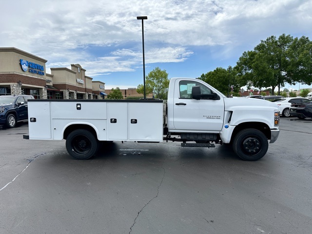 2023 Chevrolet Silverado 5500HD Work Truck photo 2