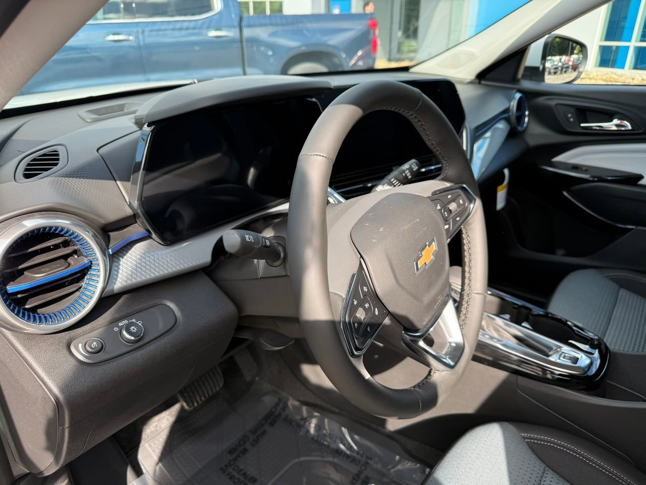 2025 Chevrolet Trax LT photo 2