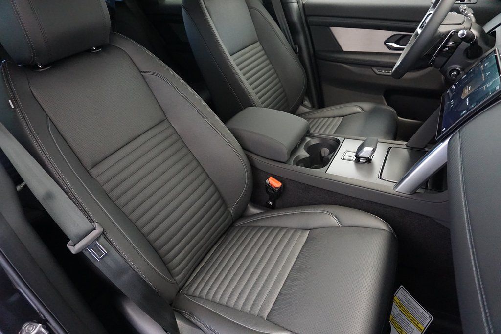 2025 Land Rover Discovery Sport SE photo 22