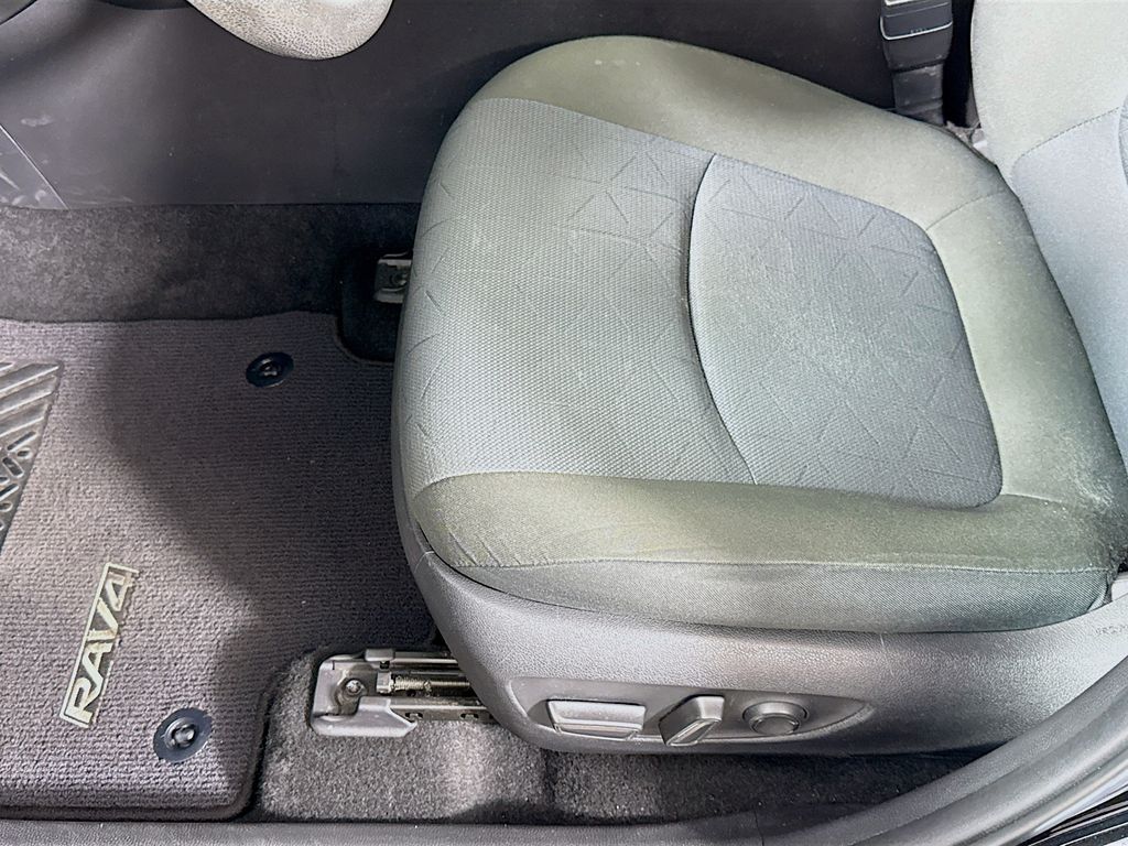 2021 Toyota RAV4 Hybrid XLE photo 17
