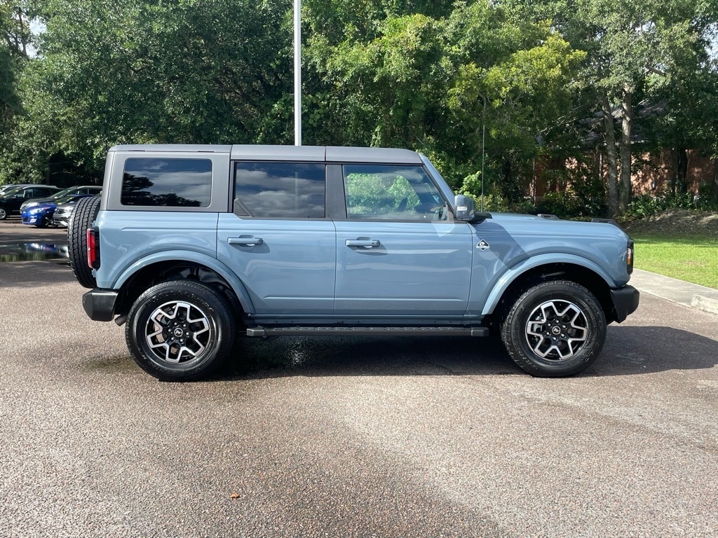 2024 Ford Bronco Outer Banks photo 2