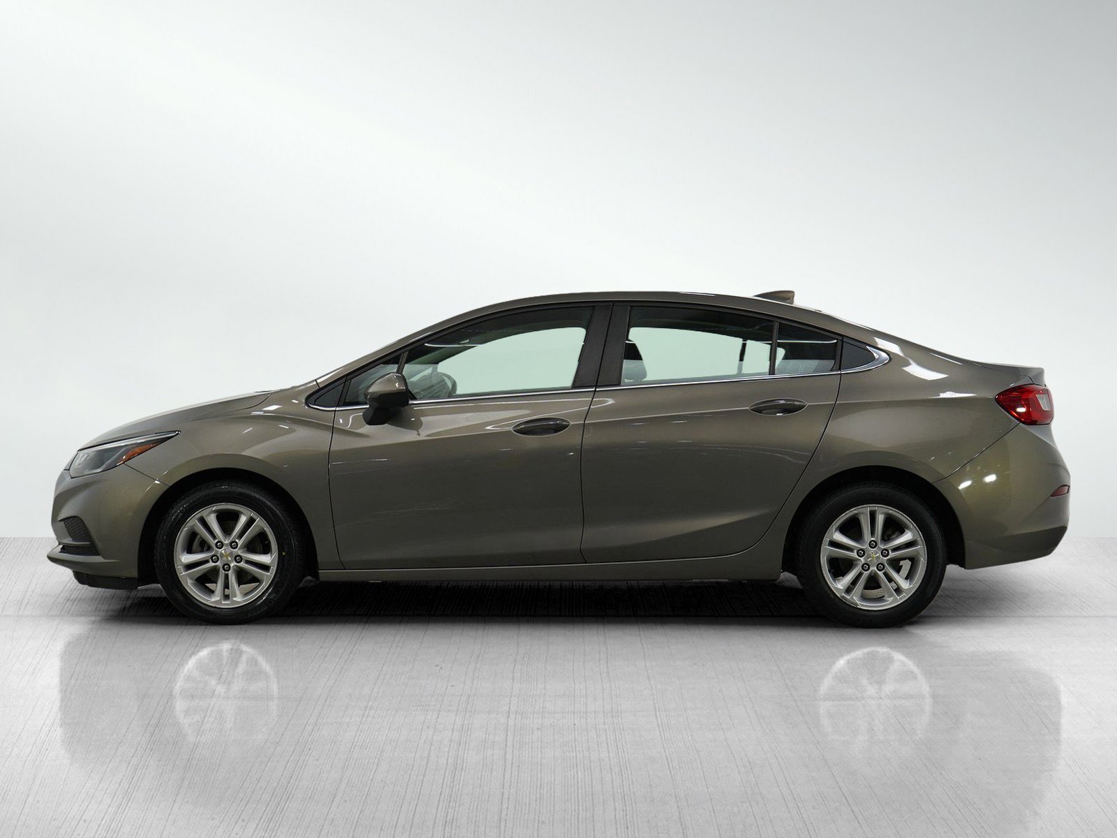 Used 2018 Chevrolet Cruze LT with VIN 1G1BE5SMXJ7154174 for sale in South Saint Paul, Minnesota
