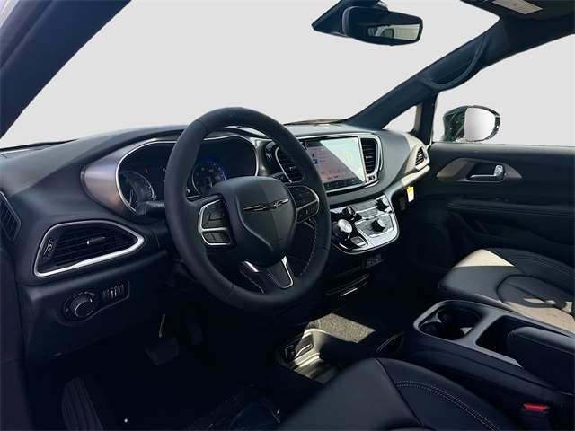2025 Chrysler Voyager LX photo 8