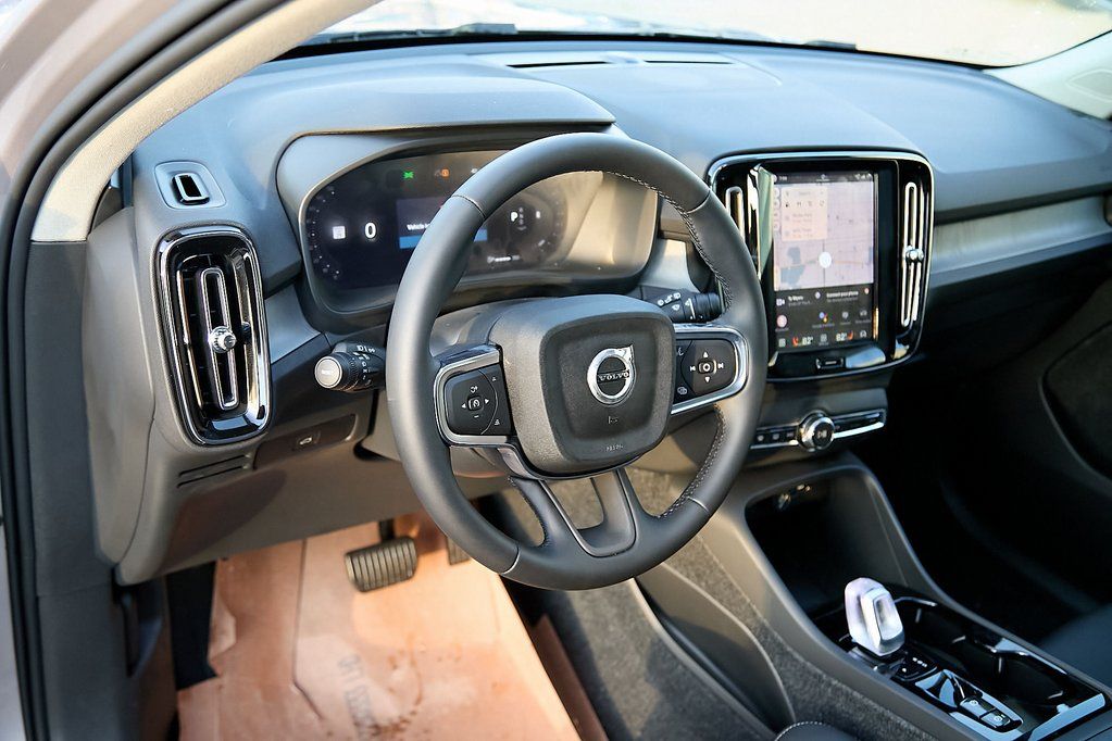 2026 VOLVO XC40 - Image 13