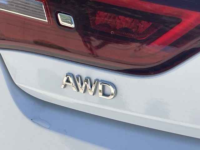 2022 Infiniti Q60 Luxe photo 3