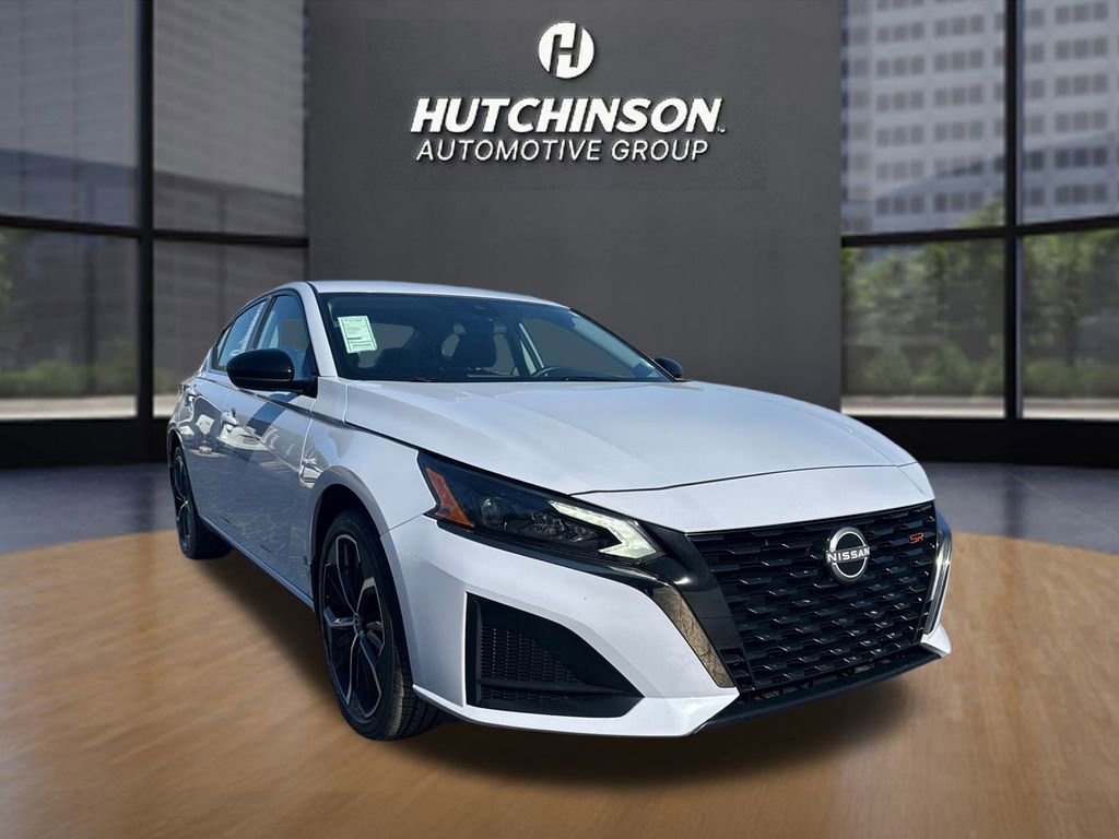 2025 Nissan Altima SR's photo