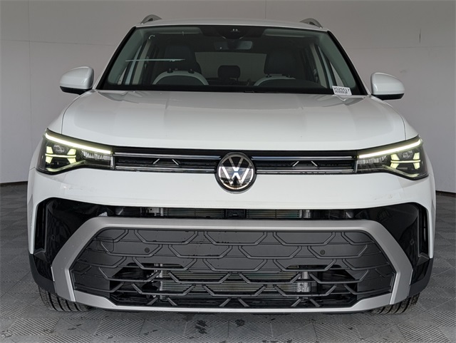2025 Volkswagen Taos SE photo 3