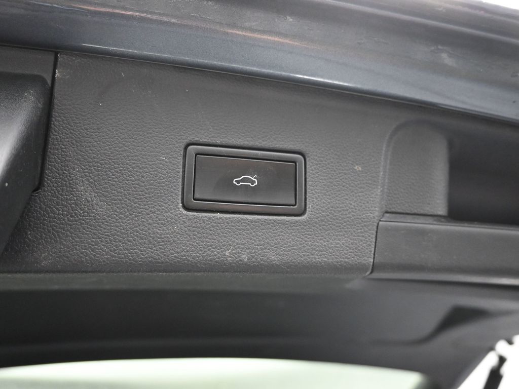 2021 Volkswagen Atlas V6 SE Technology R-Line photo 2