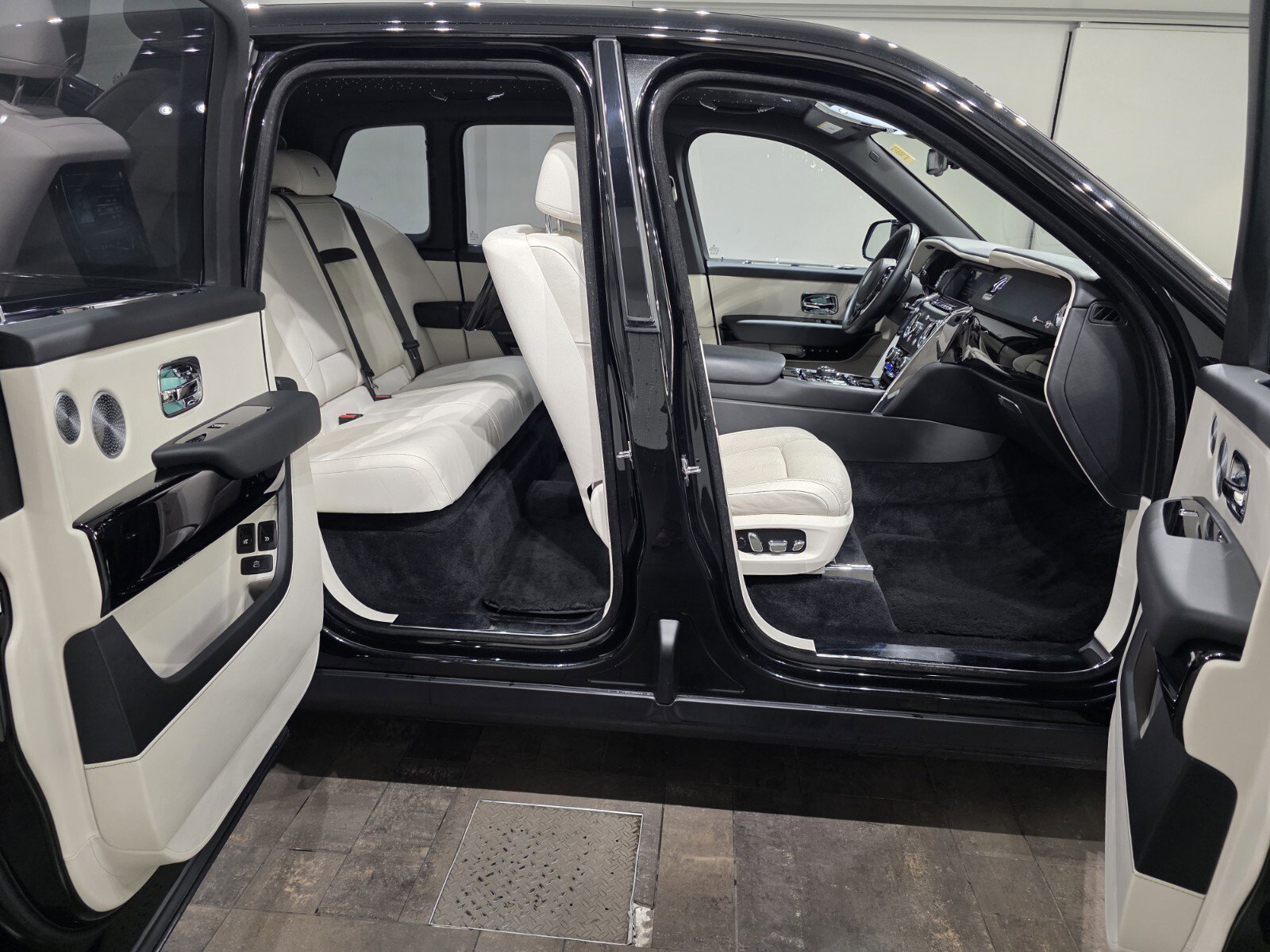 2021 Rolls Royce Cullinan RR31 photo 22
