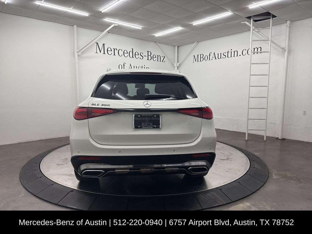 2025 Mercedes Benz GLC 300 photo 4