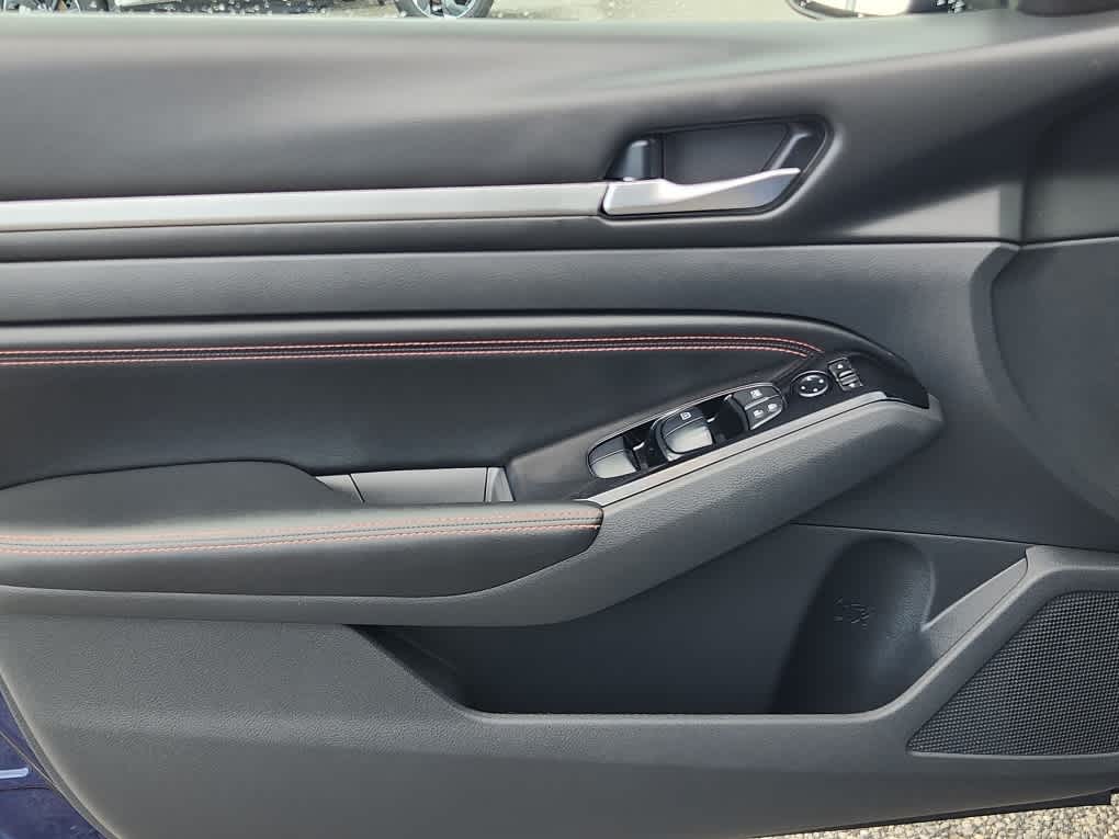 2023 Nissan Altima 2.5 SR photo 9